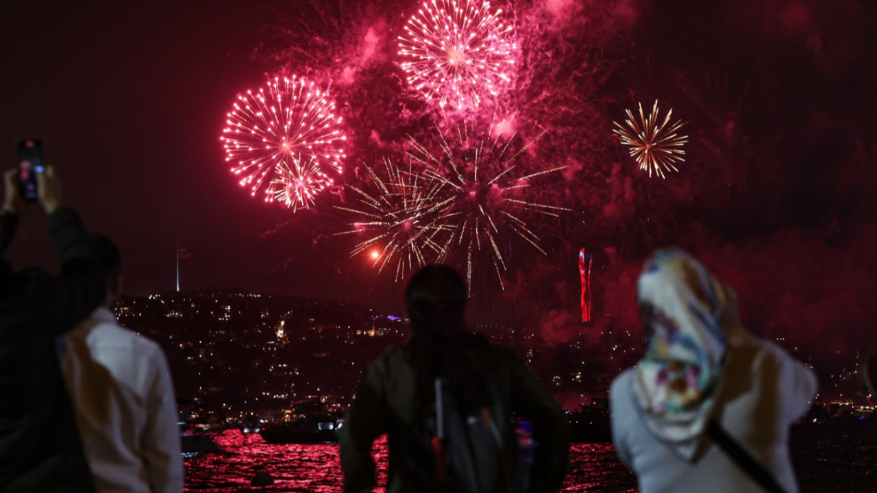 İstanbul Boğazı’nda Cumhuriyet Bayramı'na özel muhteşem havai fişek gösterisi