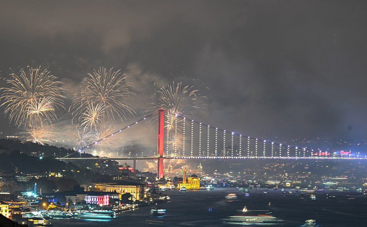İstanbul Boğazı’nda Cumhuriyet Bayramı'na özel muhteşem havai fişek gösterisi