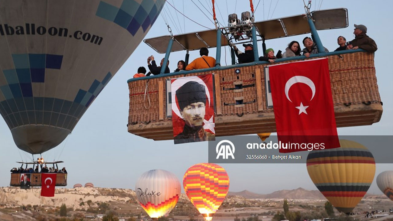 Cumhuriyet'in 100. yılında Kapadokya semaları Türk bayraklarıyla renklendi