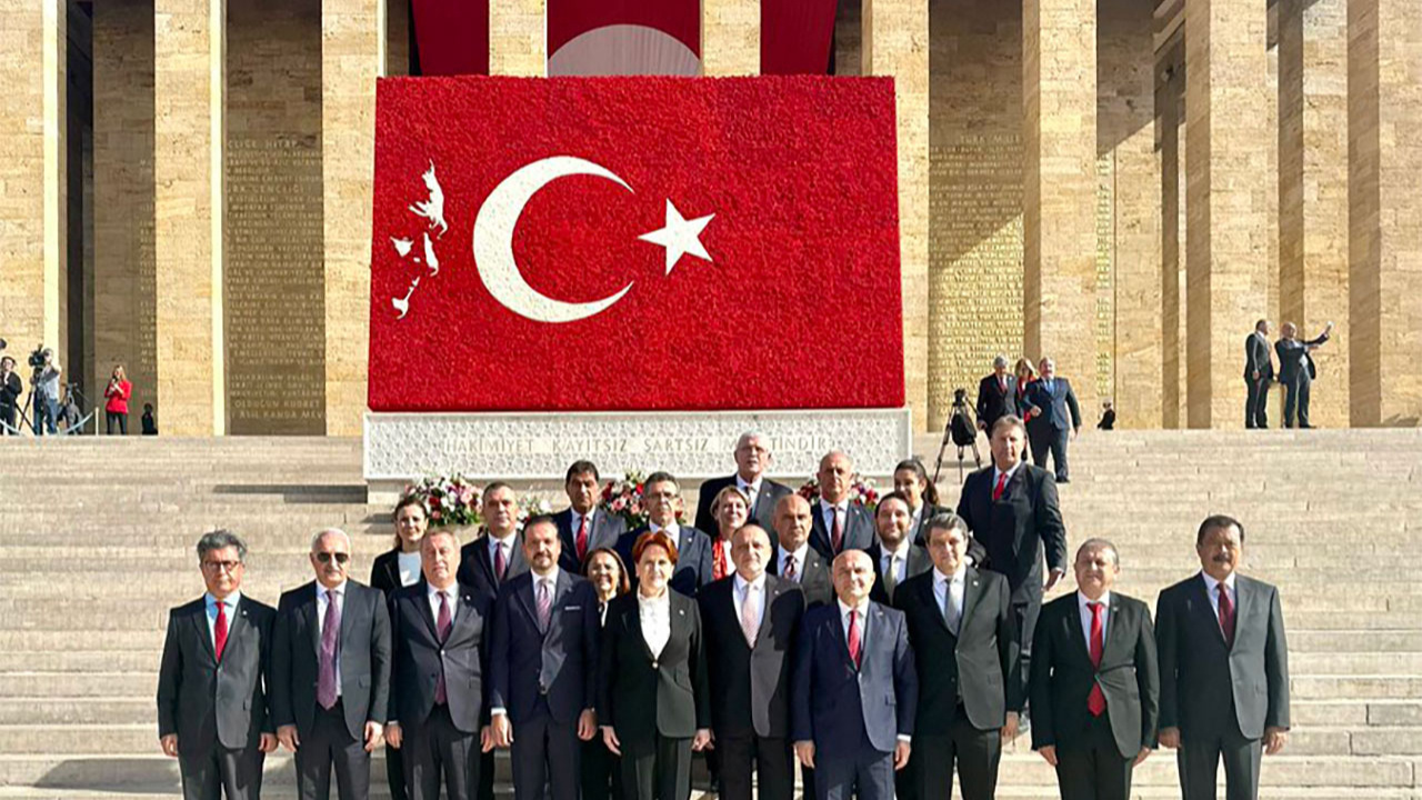 Meral Akşener, partililerle Anıtkabir'i ziyaret etti! Cumhuriyetimizin yılmaz bekçileri olacağız