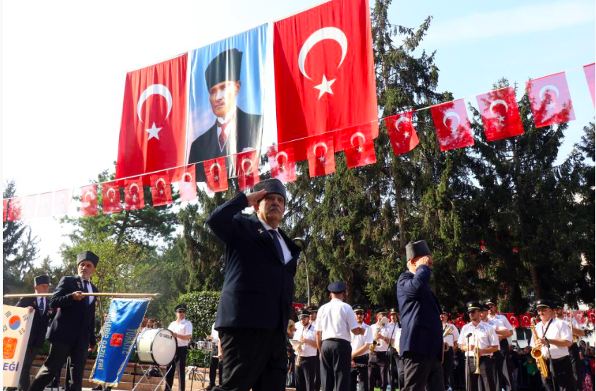 Marşlar çalınıyor Türk Bayrağı dalgalanıyor! İşte yurttan çoşkulu 29 Ekim kutlamaları