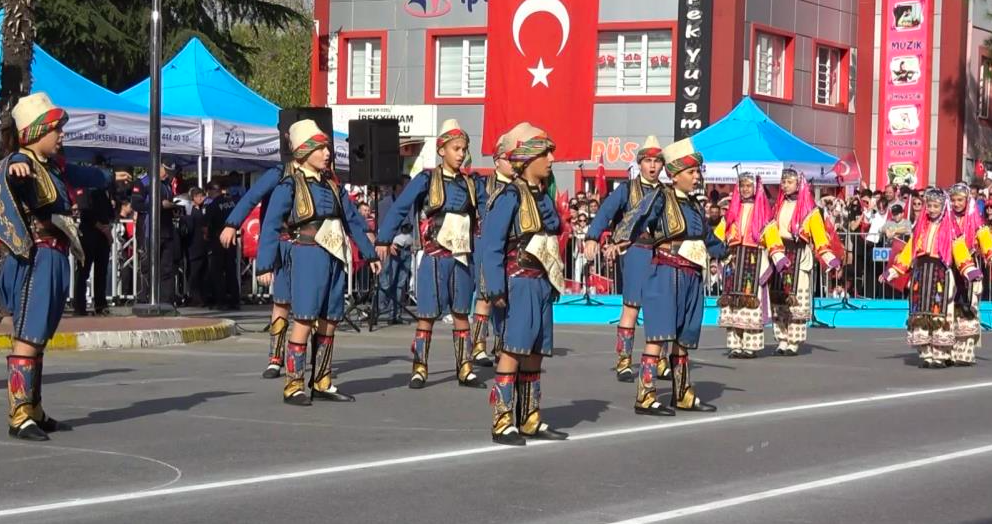 Marşlar çalınıyor Türk Bayrağı dalgalanıyor! İşte yurttan çoşkulu 29 Ekim kutlamaları