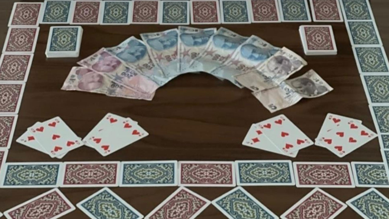 Evde kumar oynarken yakalandılar! 5 kişiye para cezası kesildi!