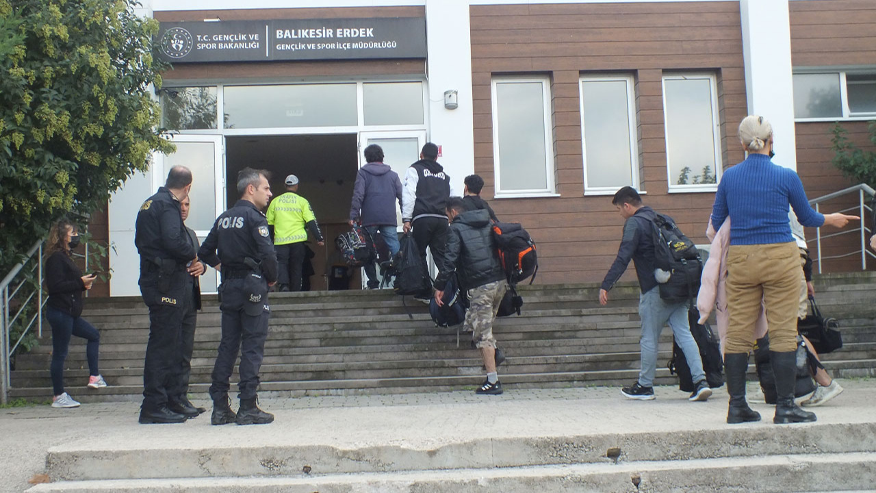 Balıkesir Erdek açıklarında 120 düzensiz göçmen yakalandı