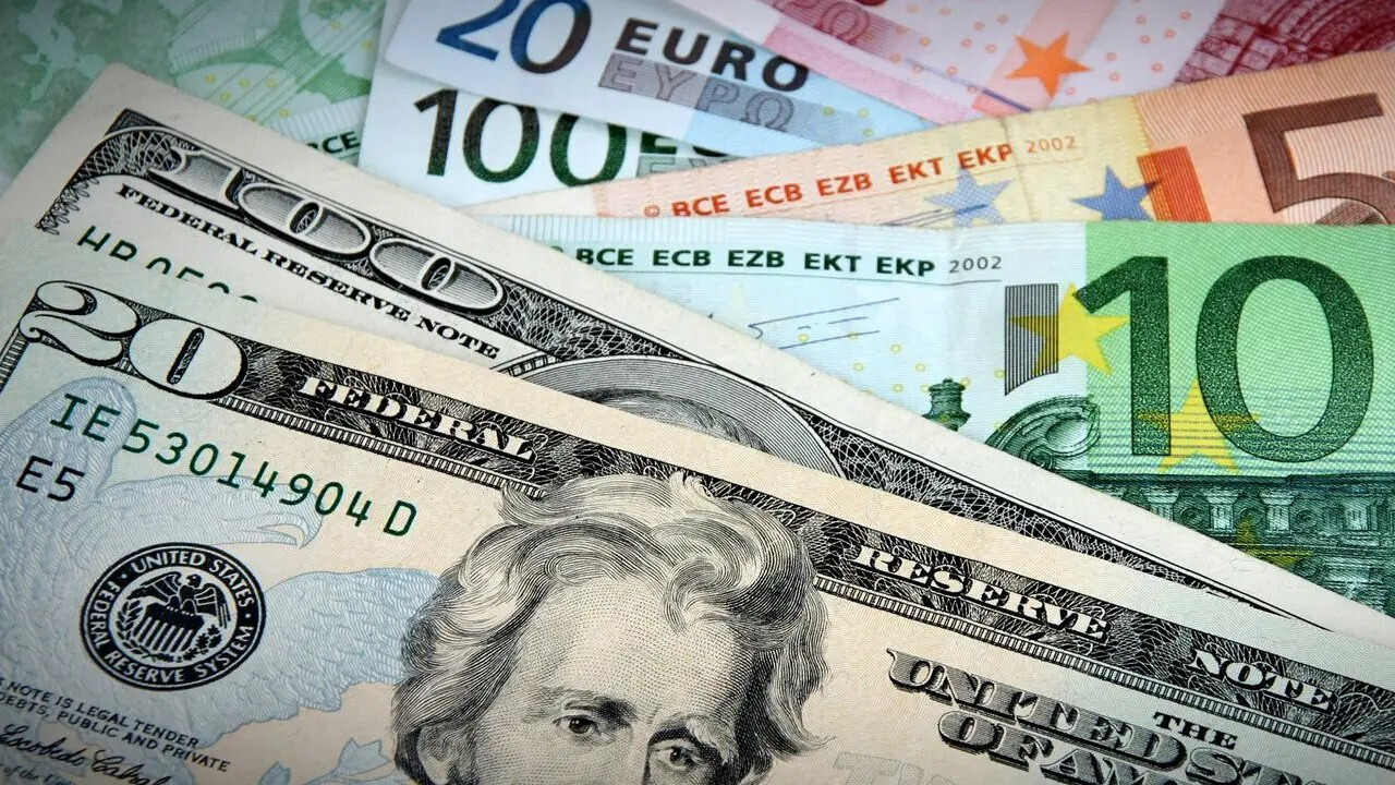 Serbest piyasada dolar ve euro güne hareketli başladı
