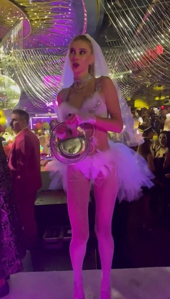 'Düğün fetişi neon' temalı partide Şeyma Subaşı kostümüyle dikkat çekti: Füze at böyle ölmeyiz