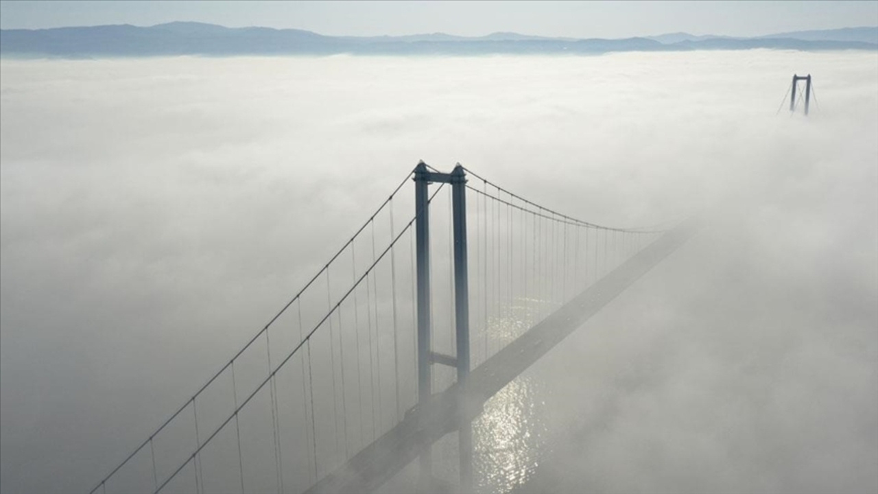 Osmangazi Köprüsü'nde gece başlayan sis etkili oldu