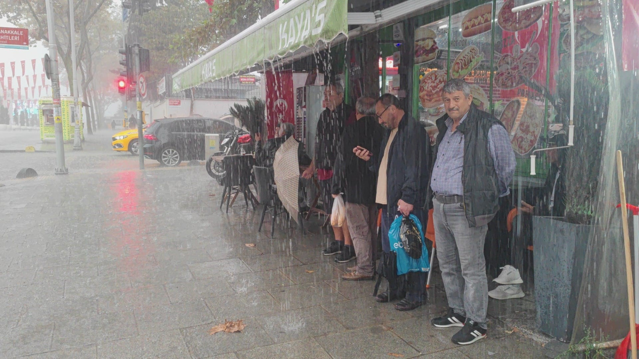 Sultangazi'de kısa süreli yağış etkili oldu, vatandaşlar zor anlar yaşadı