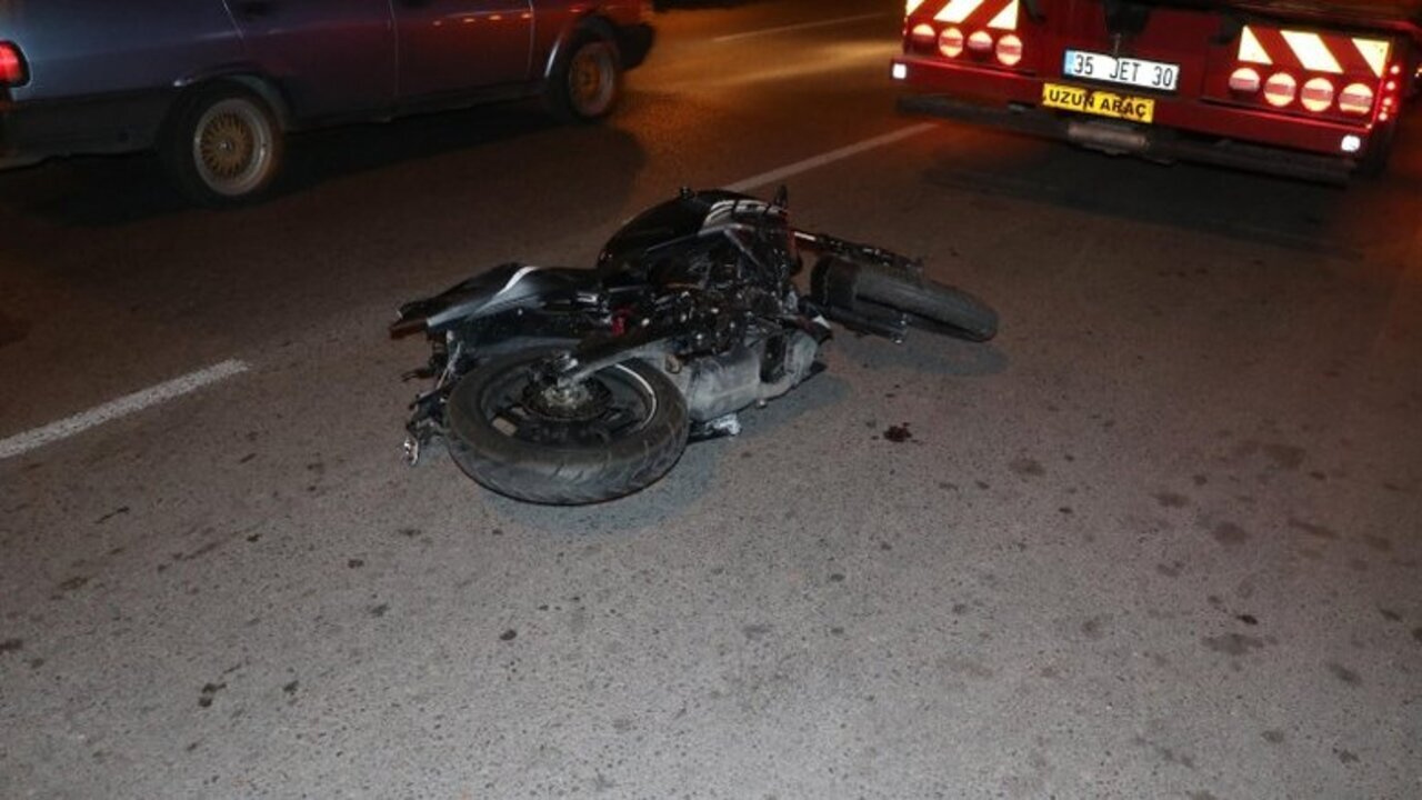 İzmir’de otomobille çarpışan motosikletteki 3 kişi öldü