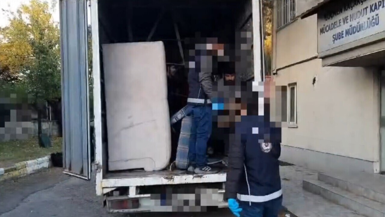 Evden eve akliyat yapılan kamyonette 25 kaçak göçmen yakalandı