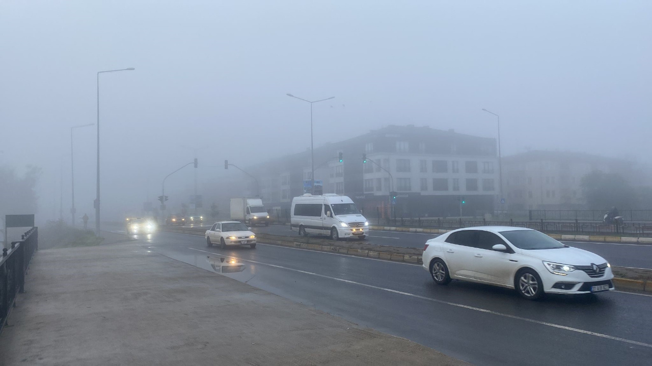 Düzce güne yoğun sisli uyandı, trafikte dikkat uyarısı yapıldı