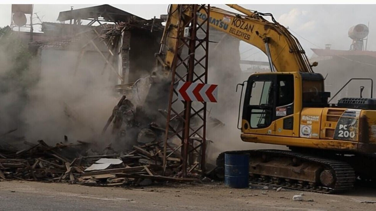 Adana Kozan'da depremde zarar gören evler yıkılıyor