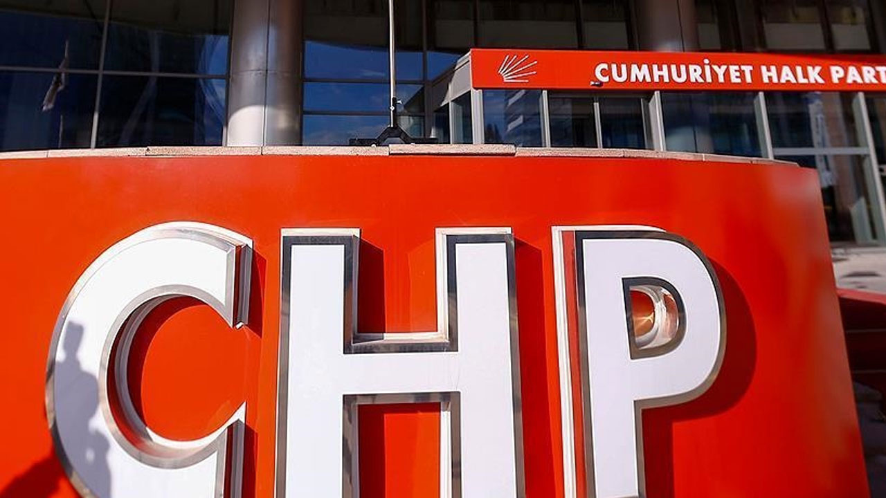 CHP yeni genel başkanını yarın seçecek! Kurultay öncesi salona asılan pankart alay konusu oldu