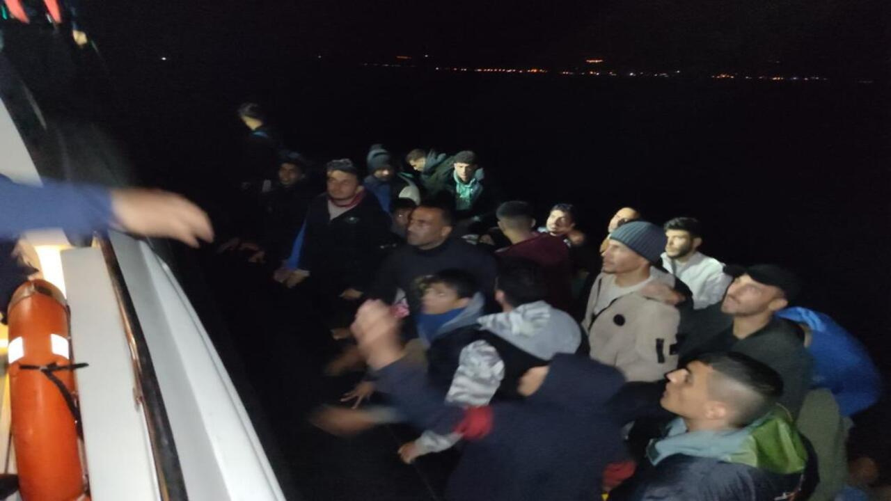 Ayvacık ve Ezine açıklarında 44 kaçak göçmen yakalandı