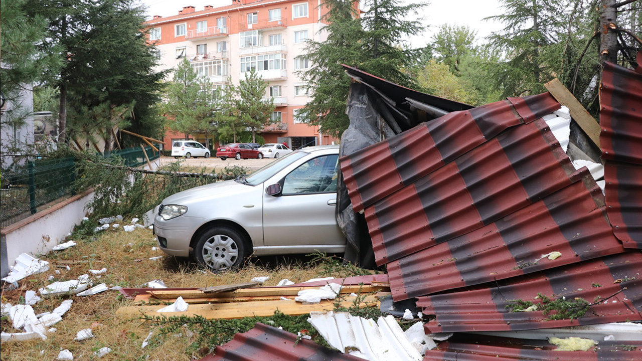 Edirne'de sağanak ve fırtına hayatı olumsuz etkiledi