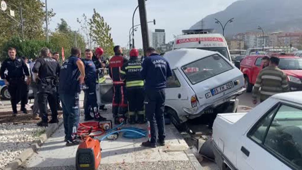 Manisa’da ambulansla otomobil çarpıştı: 2 kişi yaralandı
