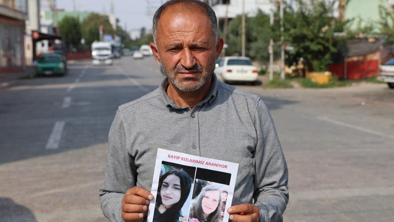 Niğdeli baba Adana'ya geldi elinde ilanla sokak sokak kayıp kızını ve arkadaşını arıyor