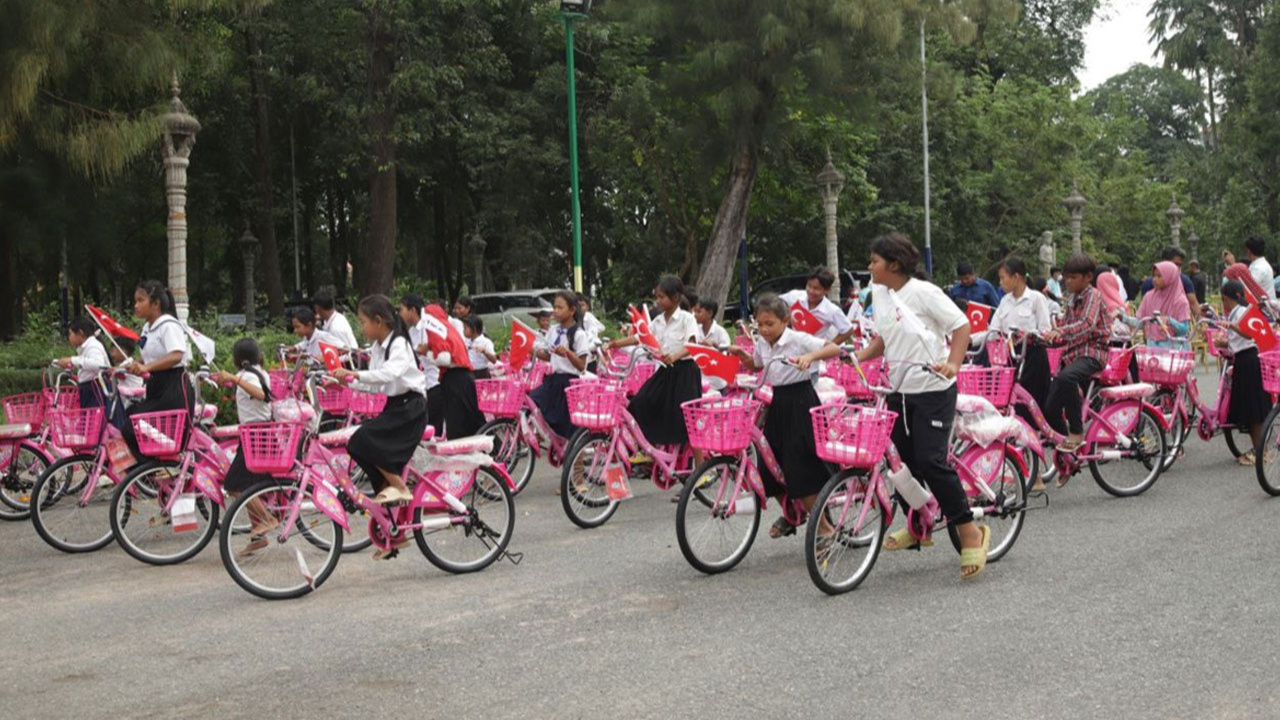 TİKA Kamboçya'daki öğrencilere 300 bisiklet hibe etti!
