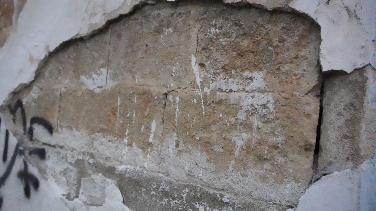 Kendiliğinden dökülen sıvanın altından 700 yıllık tarih çıktı