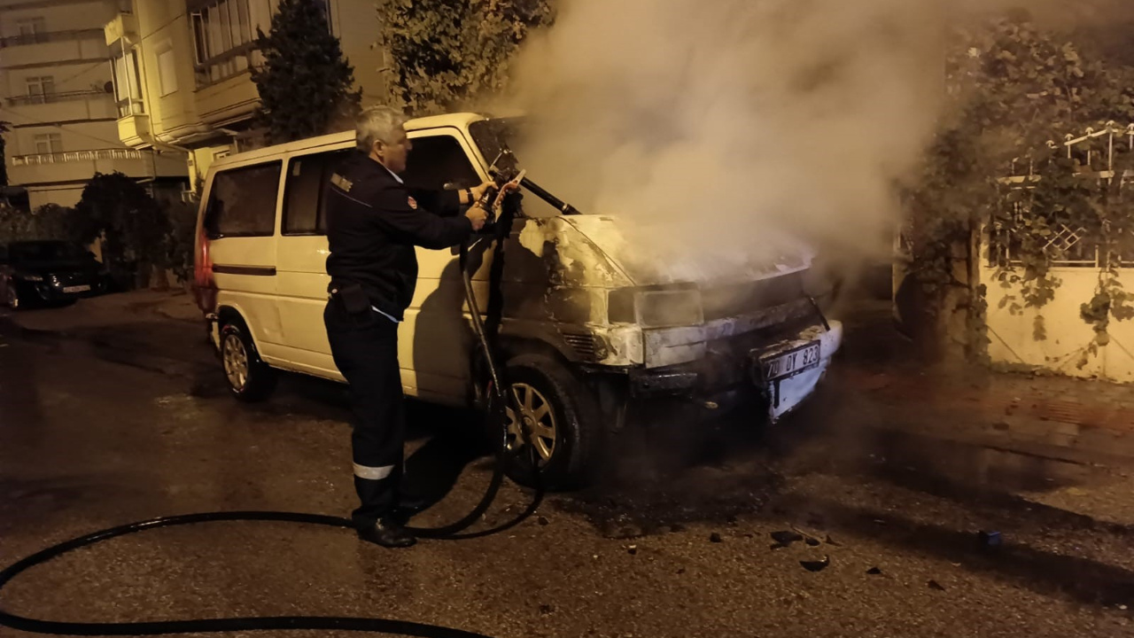 Karaman'da park halindeki minibüs motor kısmından alev alarak yandı