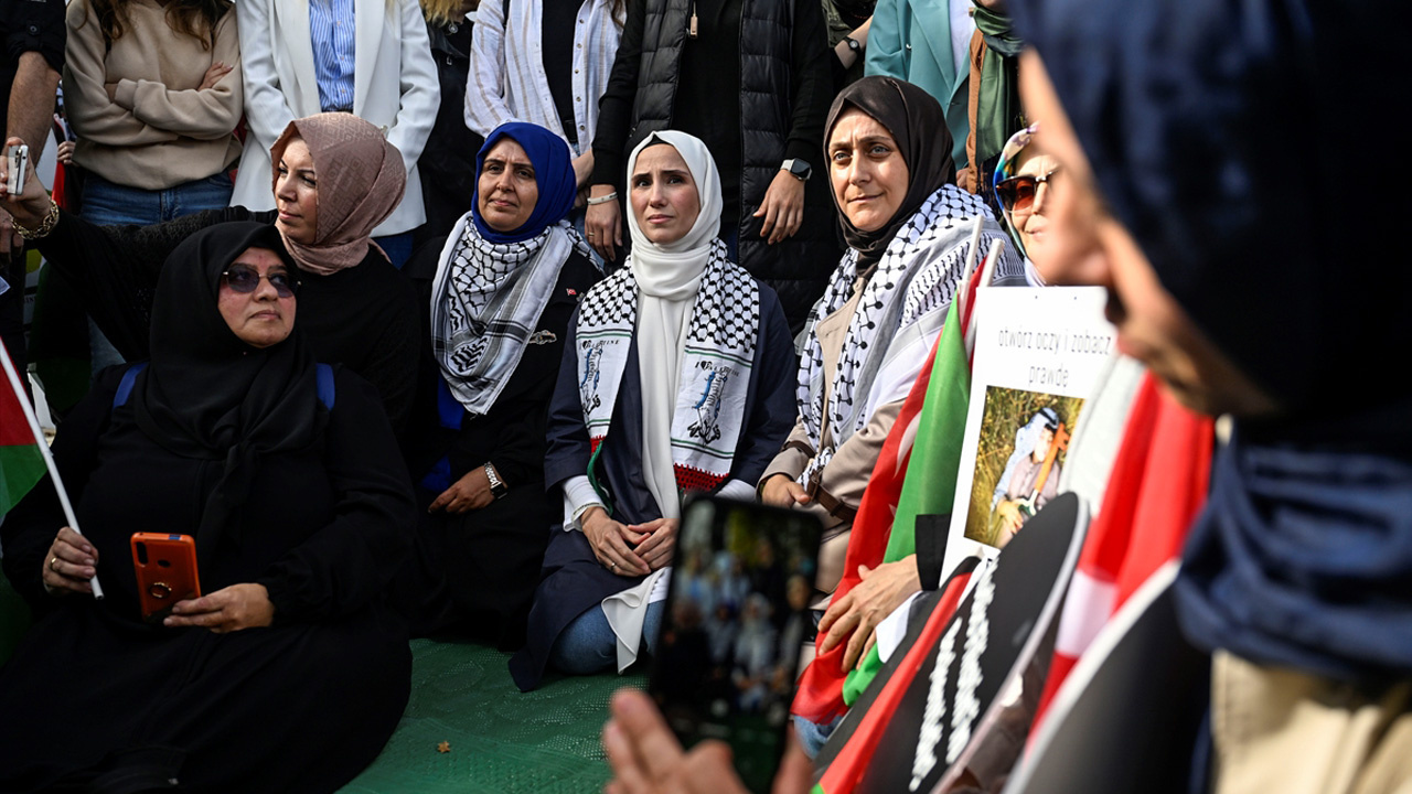 Sümeyye Erdoğan Bayraktar Filistinli kadınlar için oturma eylemine katıldı