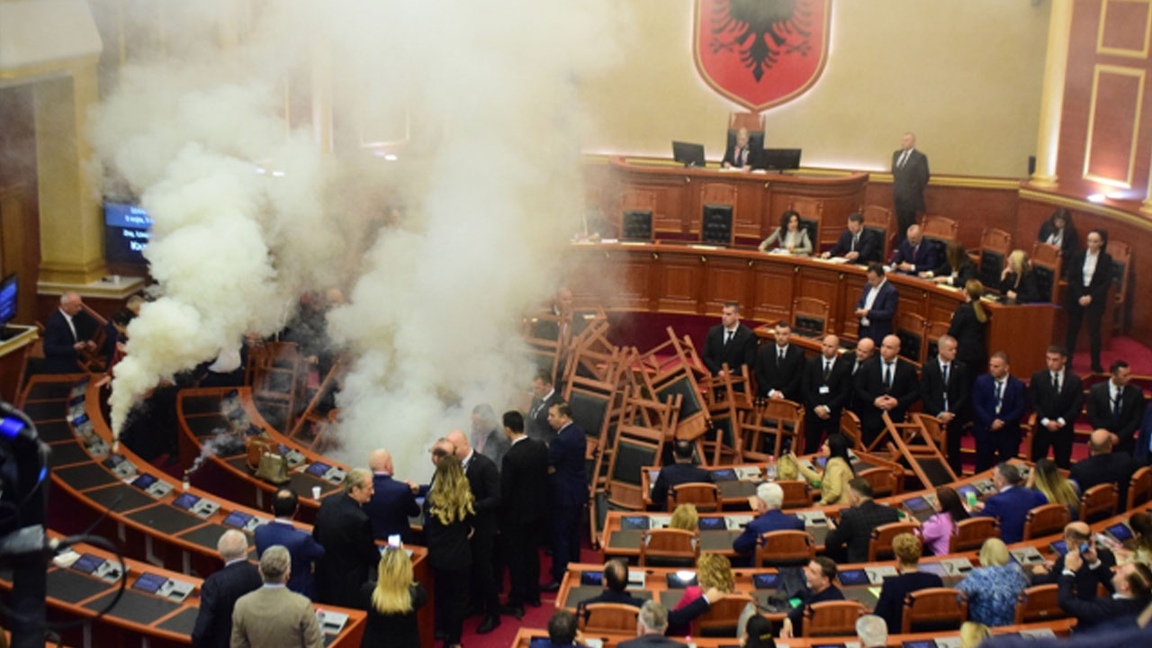 Arnavutluk Parlamentosu'nda muhalif milletvekilleri sis bombası attı