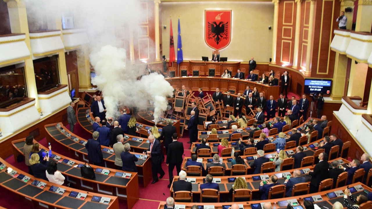 Milletvekilleri meclise sis bombası attı!
