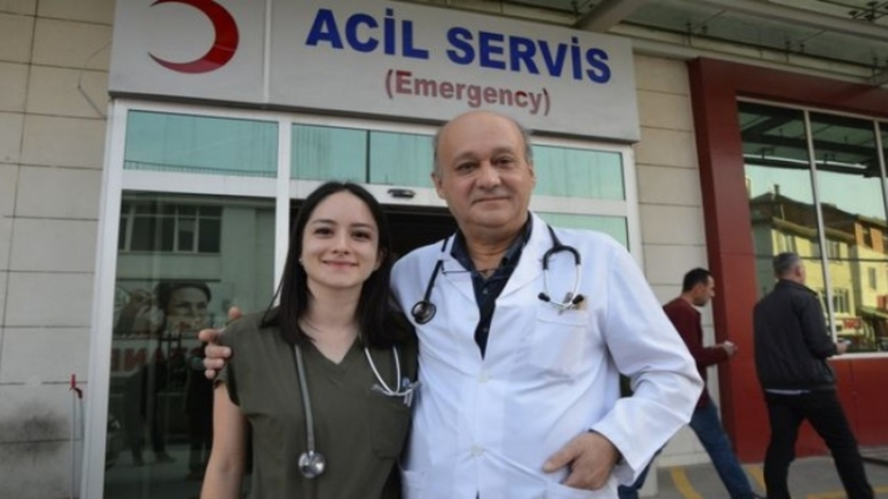 Bursa İnegöl'de baba kız aynı hastanede doktorluk yapmanın mutluluğunu yaşıyorlar