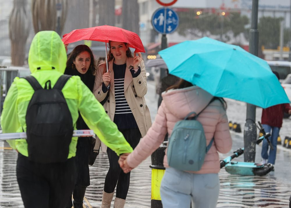 İstanbul güne kuvvetli sağanakla başladı! Meteoroloji'den uyarı geldi sürpriz kar yağışı açıklaması