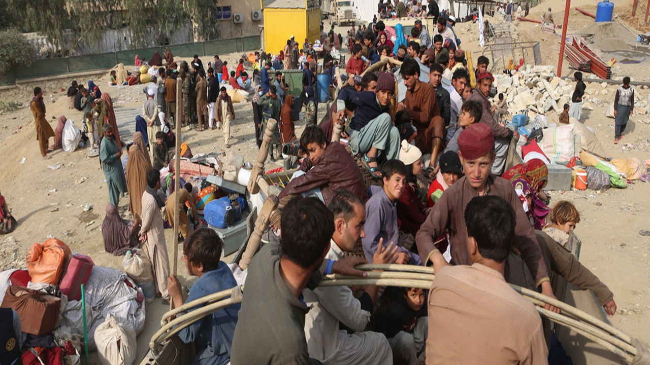 Afganistan-Pakistan sınırında Afgan göçmenlerin yoğunluğu sürüyor