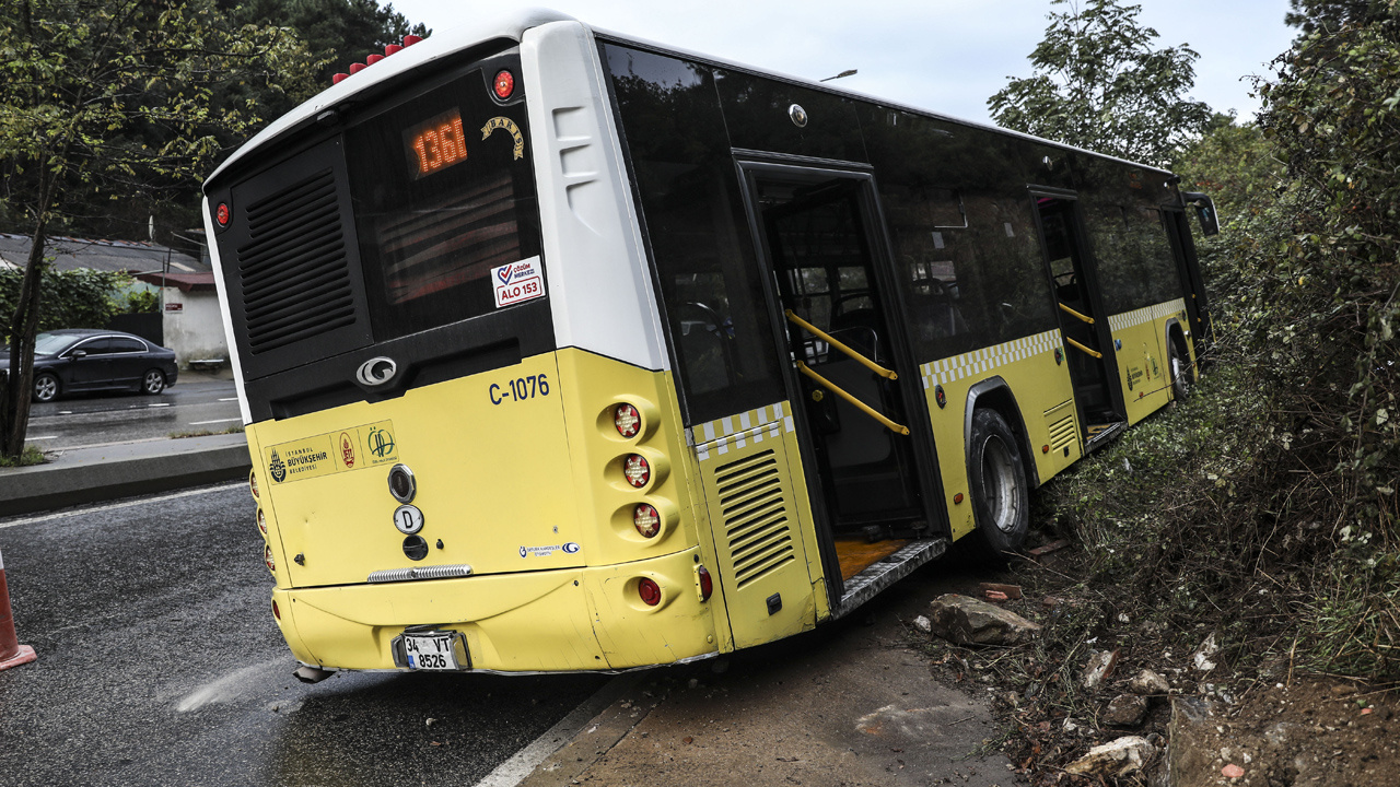 Ümraniye'de virajı alamayan özel halk otobüsü kaldırıma çıktı