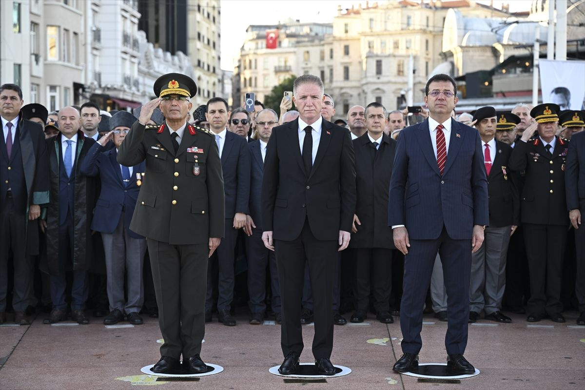 Atatürk İstanbul'da Taksim Meydanı'nda anıldı