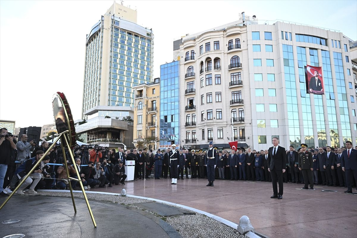 Atatürk İstanbul'da Taksim Meydanı'nda anıldı
