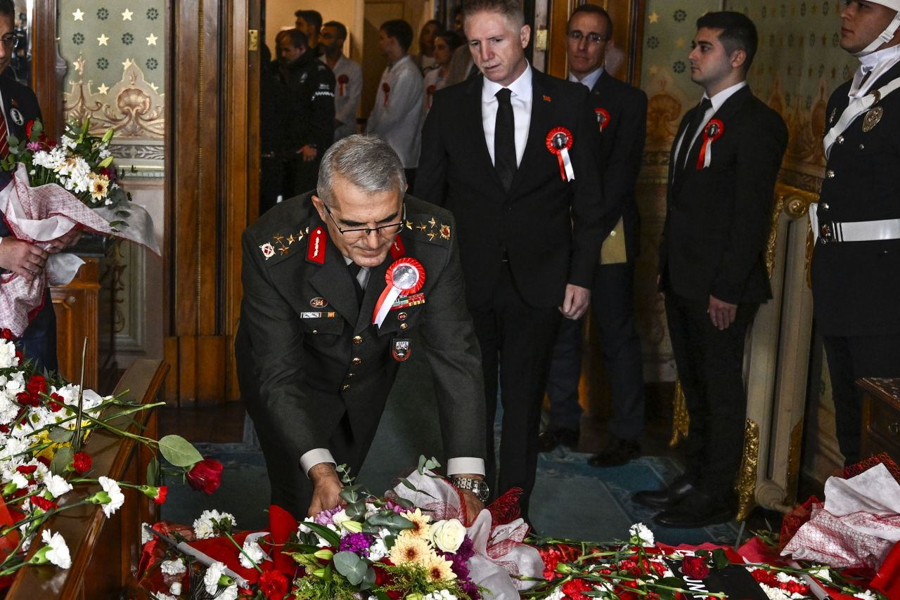 Atatürk Dolmabahçe'deki odasında anıldı