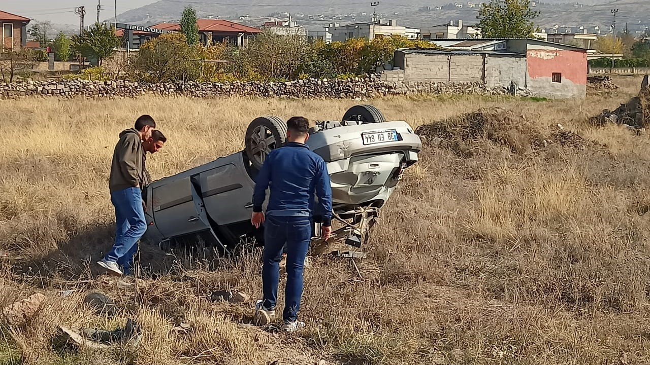 Kayseri'de yoldan çıkan otomobil takla attı, 1 kişi yaralandı