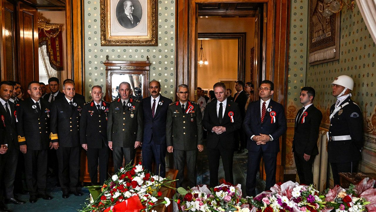 Atatürk Dolmabahçe'deki odasında anıldı