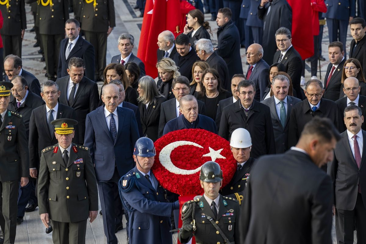 İlk karşılaşma! Cumhurbaşkanı Erdoğan ile CHP lideri Özgür Özel Anıtkabir'de tokalaştı