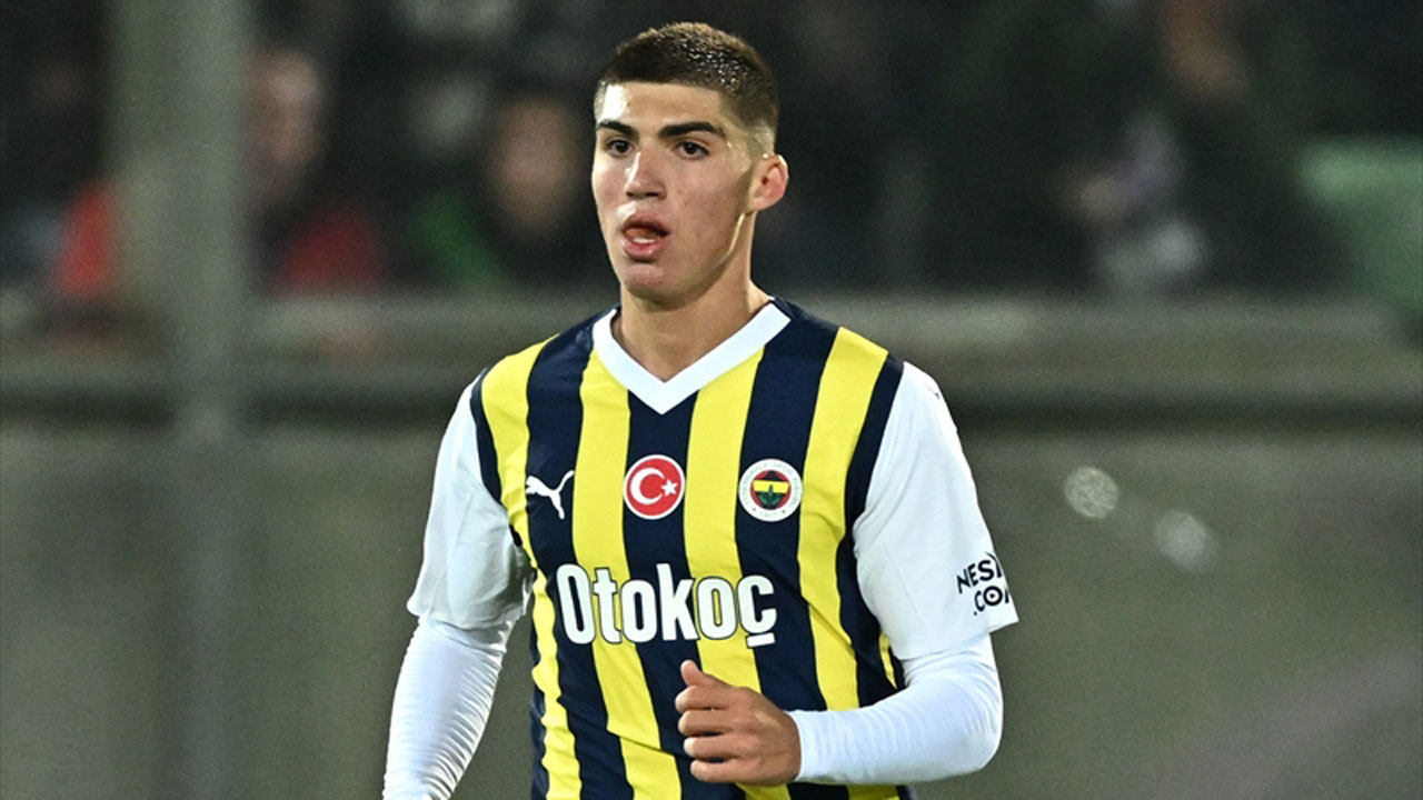 17 yaşındaki stoper Yusuf Akçiçek Fenerbahçe'nin Avrupa maçında ilk 11 oynadı