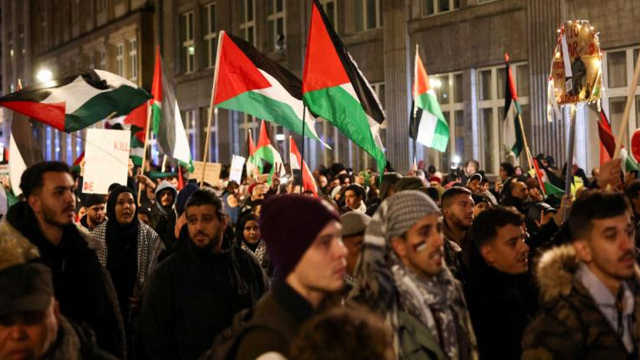 Filistin gösterilerinde kullanılan 'Nehirden denize' sloganı yasaklandı