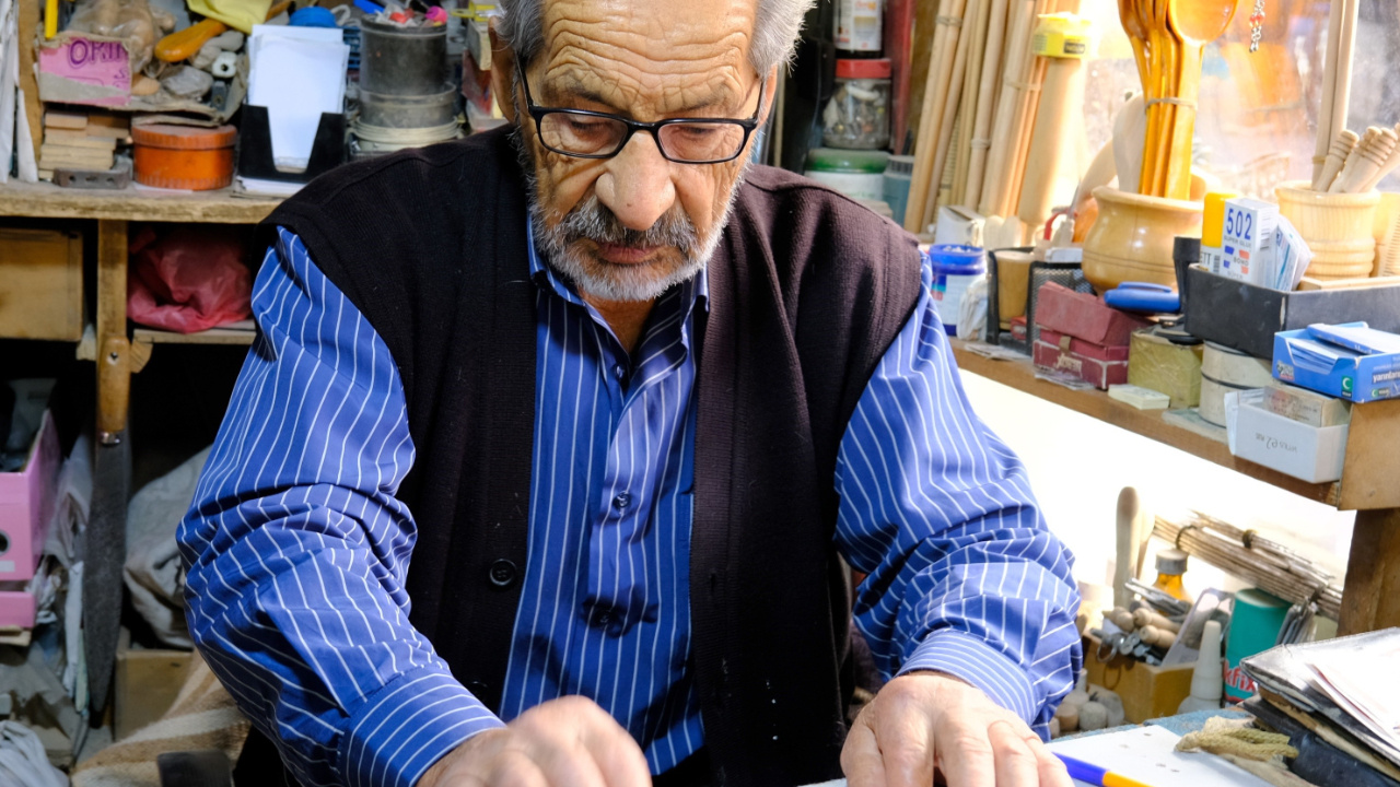 Konya'da yaşayan 89 yaşındaki Ahmet Işıkçeviren, 65 yıldır babasından öğrendiği çıkrıkçılığa devam ediyor
