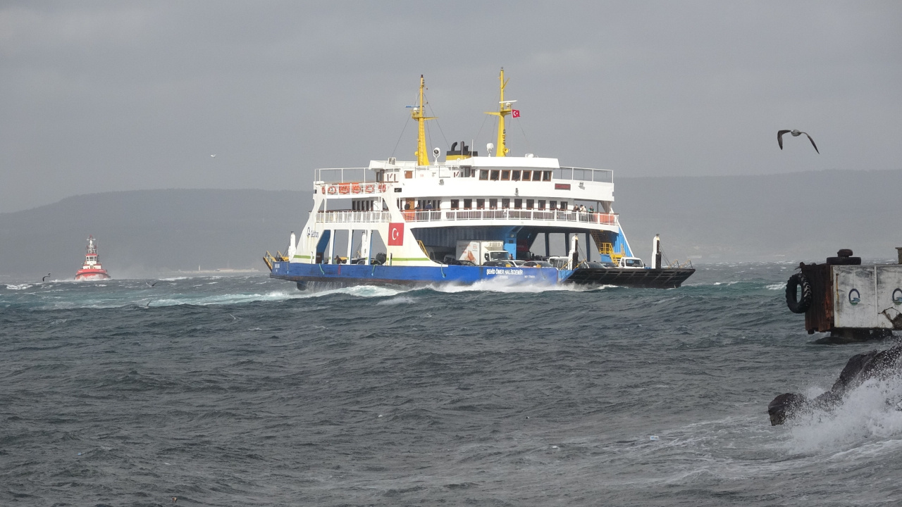 Fırtına nedeniyle Çanakkale Boğazı’ndaki tüm feribot seferleri durduruldu