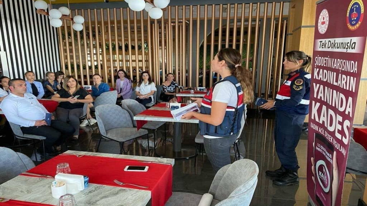 Aydın'da jandarma ekipleri hotel çalışanlarını kadına şiddete karşı bilgilendirdi