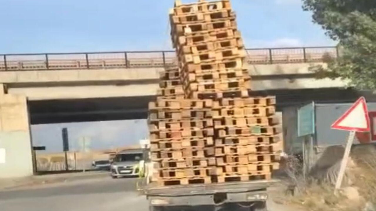 Eskişehir'de onlarca paleti kamyonet kasasına iple bağlayıp taşıdı