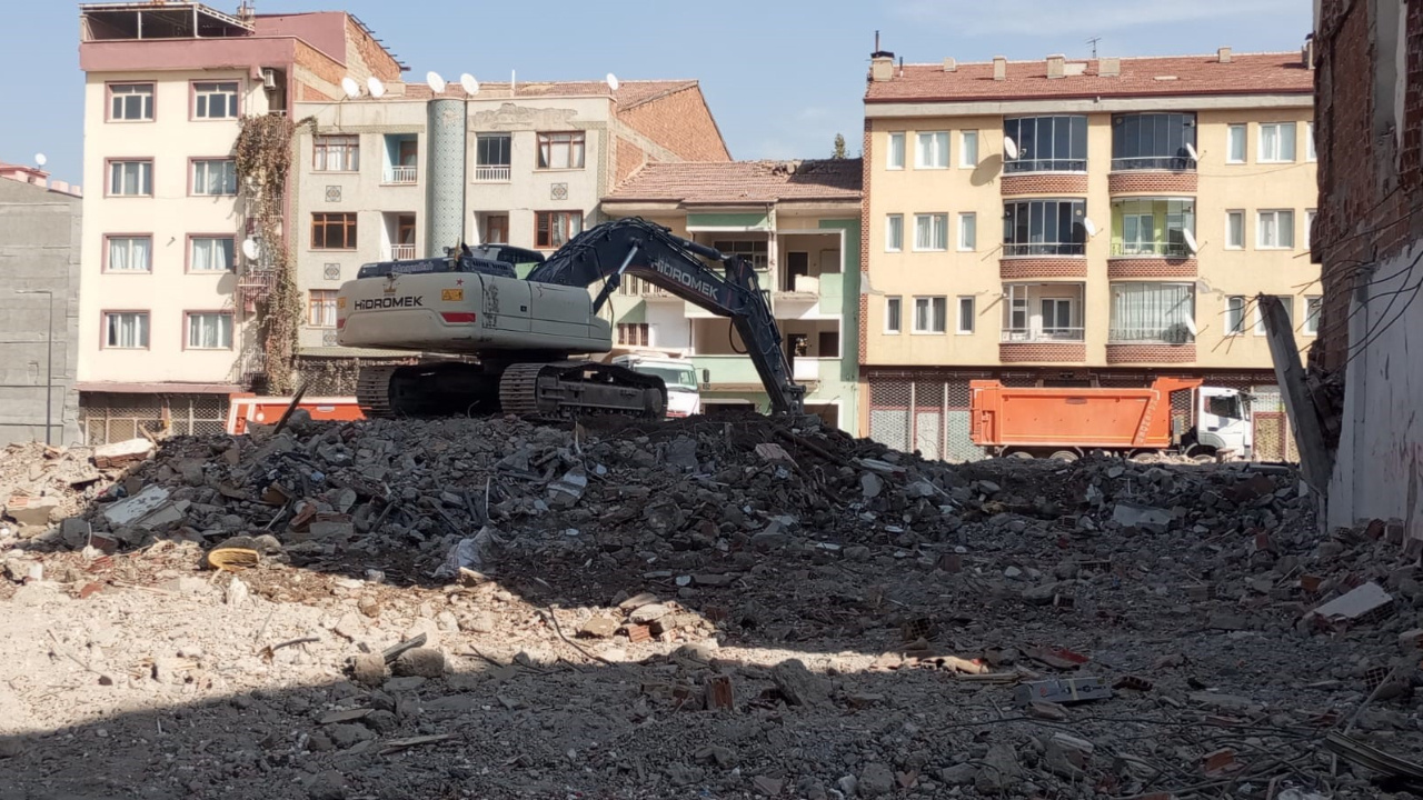 Malatya’da büyük yıkım yaşayan ağır hasarlı binaların yıkımı sürüyor