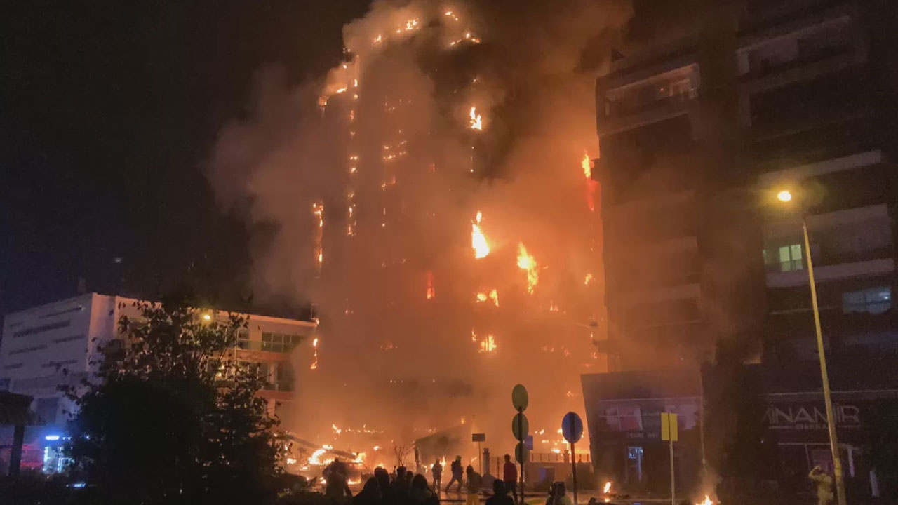 Bursa'da yıldırım düşmesi sonucu 10 katli bina alev alev yandı! İşte o onlar...