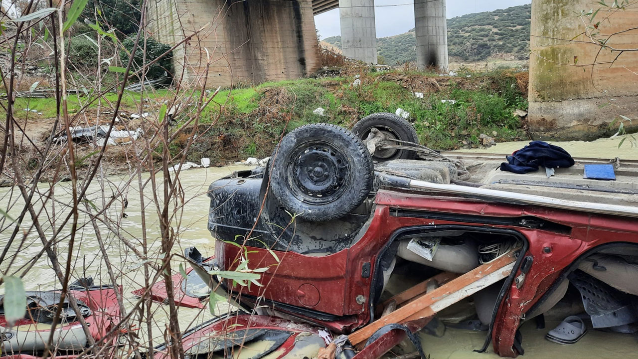 Feci kaza! Hafif ticari araç köprüden düştü 3 kişi hayatını kaybetti