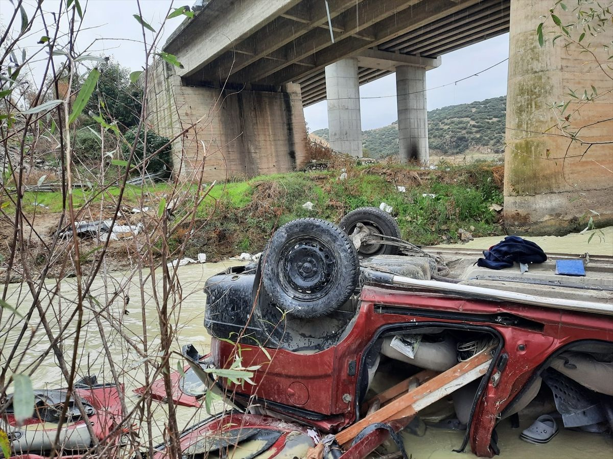Feci kaza! Hafif ticari araç köprüden düştü 3 kişi hayatını kaybetti