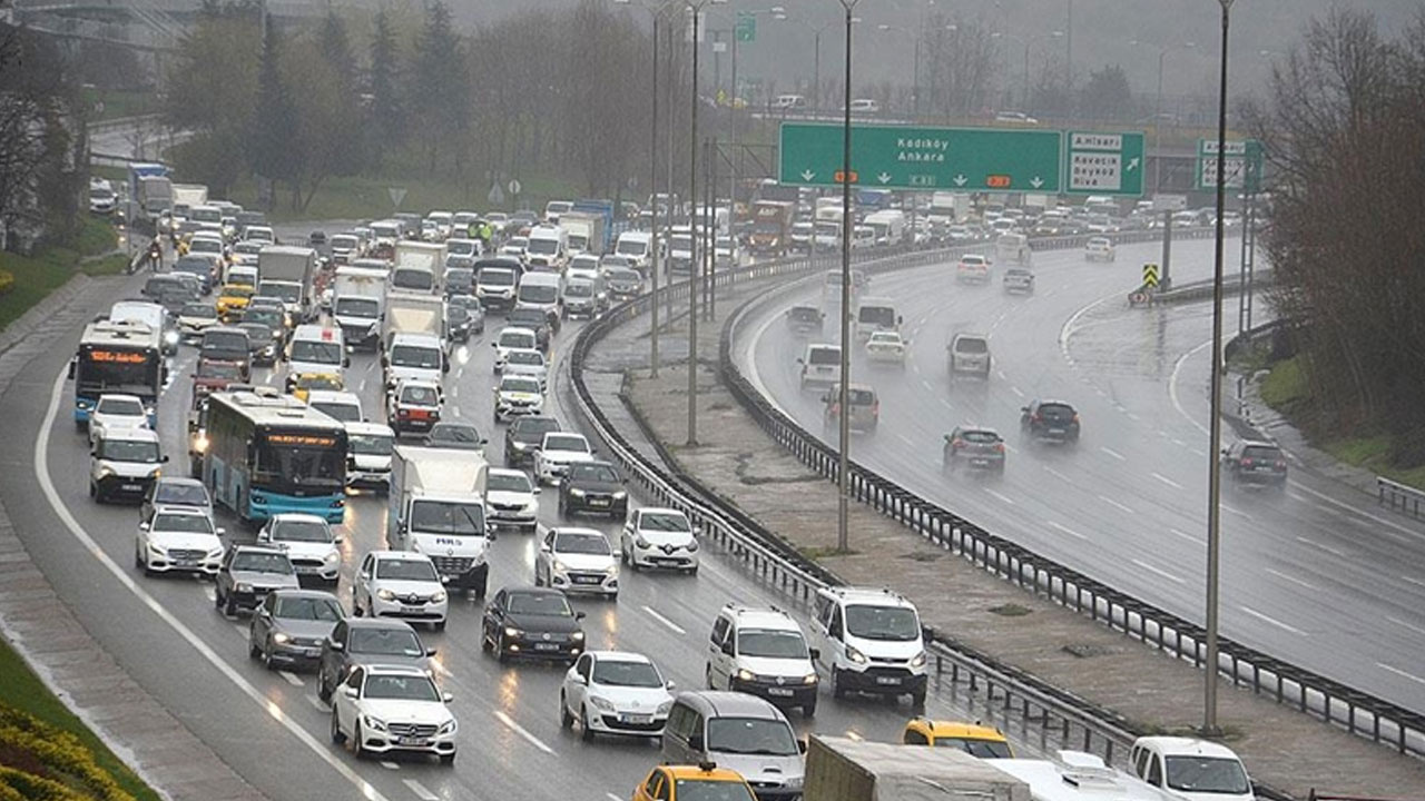 İstanbul'da etkili olan sağanak trafikte aksamalara neden oluyor