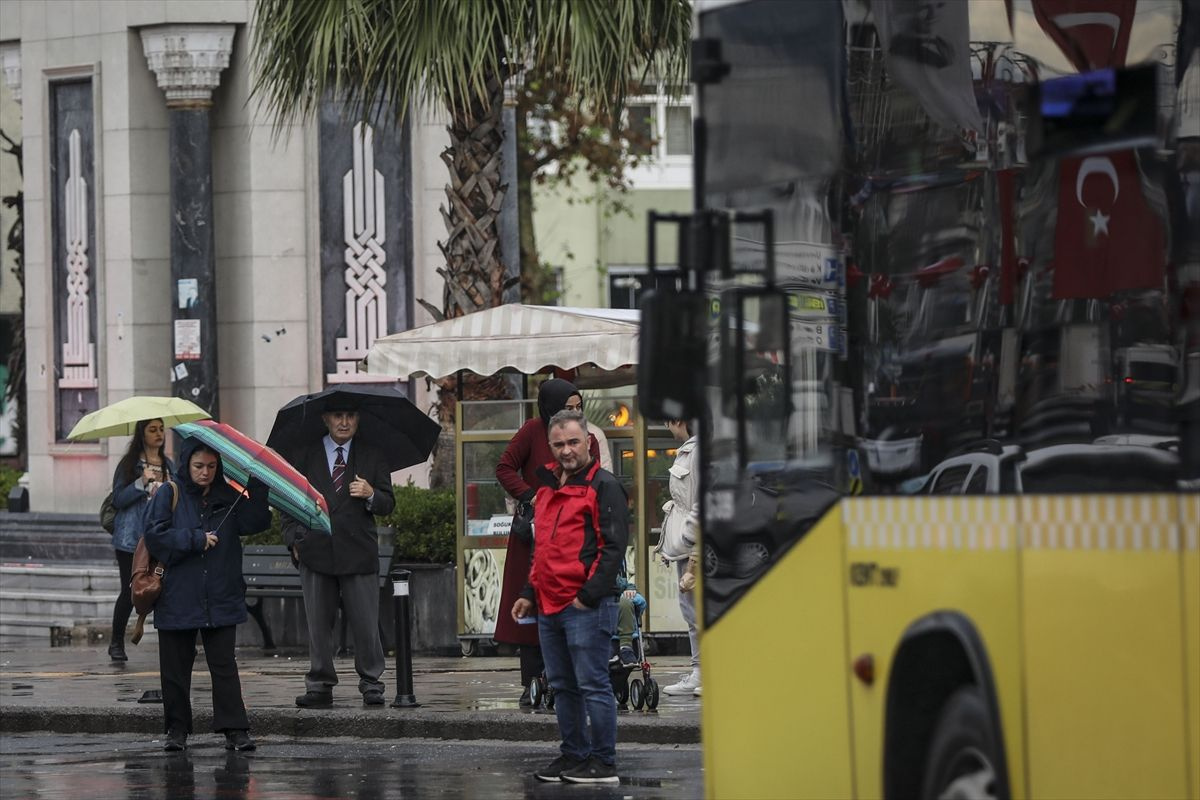 Meteoroloji İstanbul dahil 13 şehirde sarı alarm verdi! Kuvvetli sağanak yağışlara dikkat