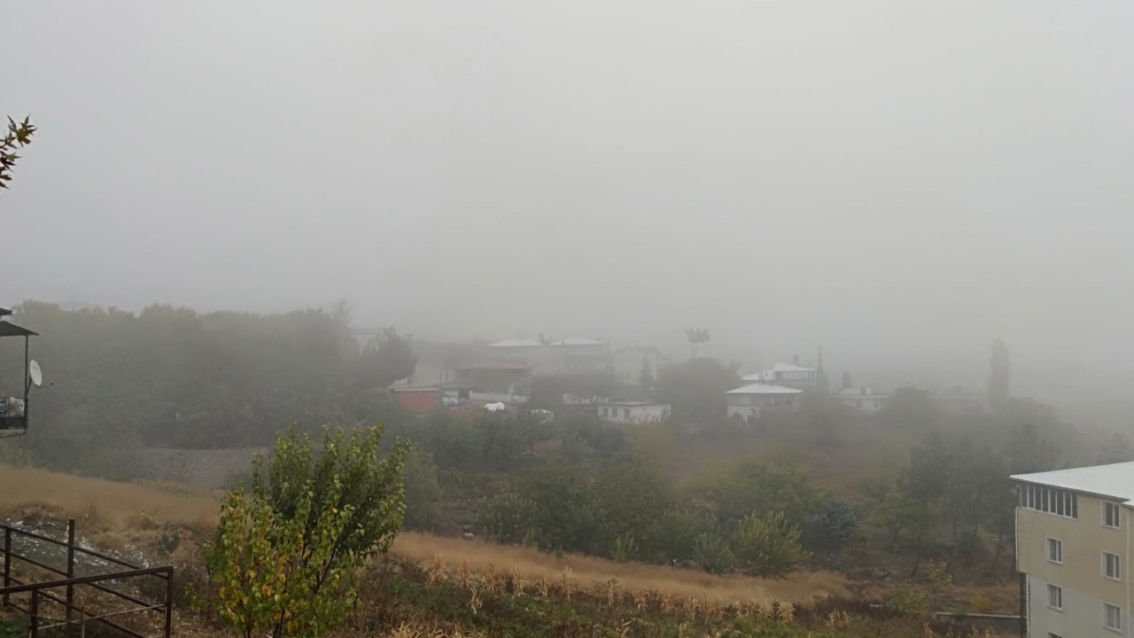 Adıyaman'da etkili olan yoğun sis nedeniyle görüş mesafesi düştü